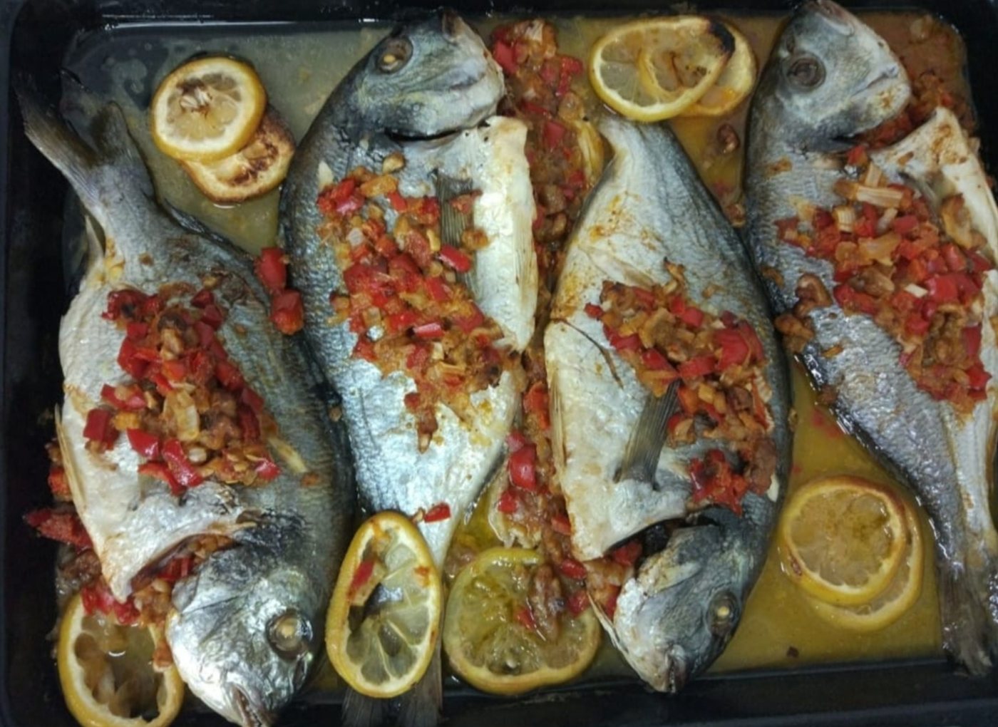 Dorada al horno rellena de nueces y verduras