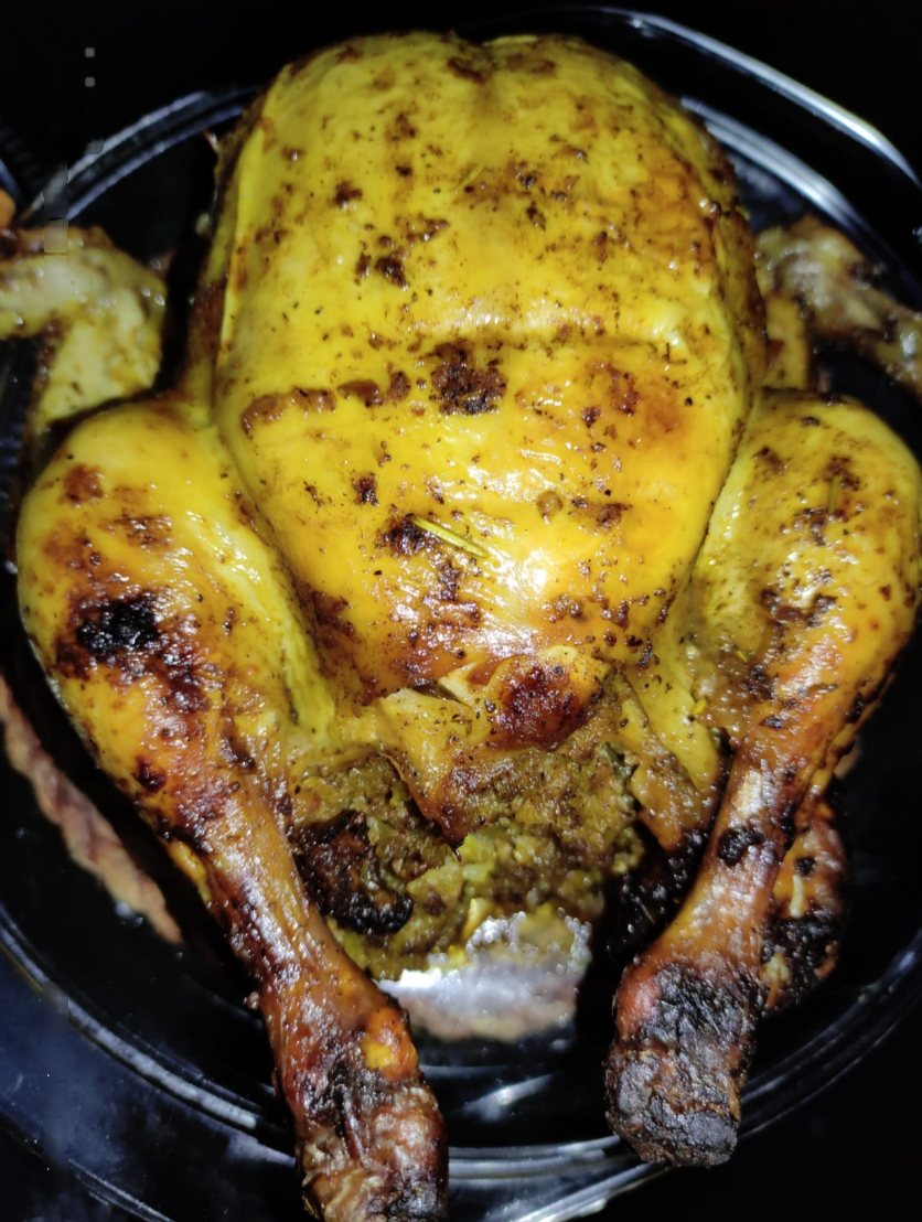 Pollo entero relleno de carne y arroz