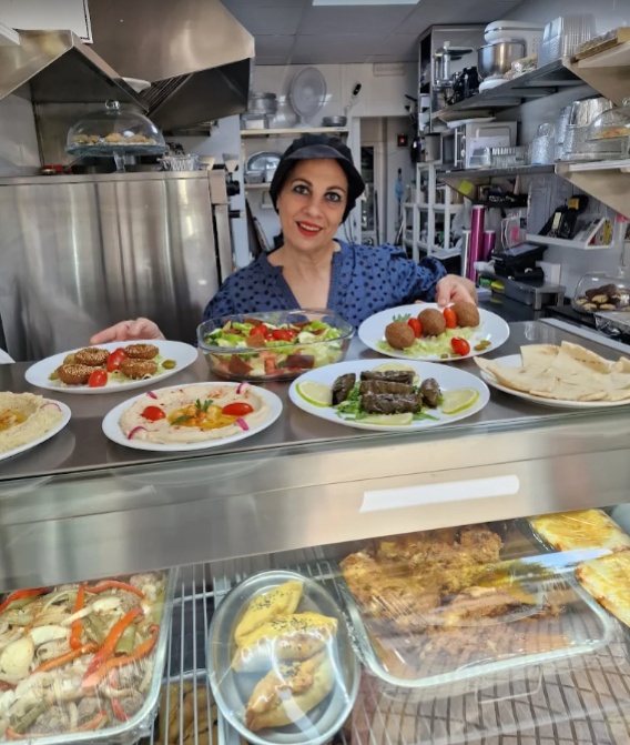 Suher en su cocina, con los platos del día